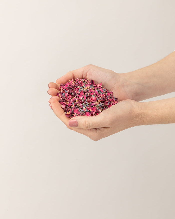Puñado de confeti biodegradable de pétalos secos de rosa