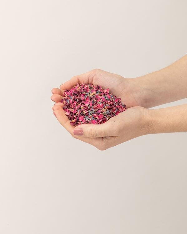 Mezcla de pétalos secos con rosa burgundy y lavanda