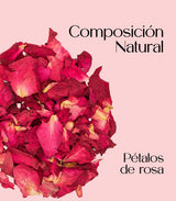 Pétalos de rosa en manos